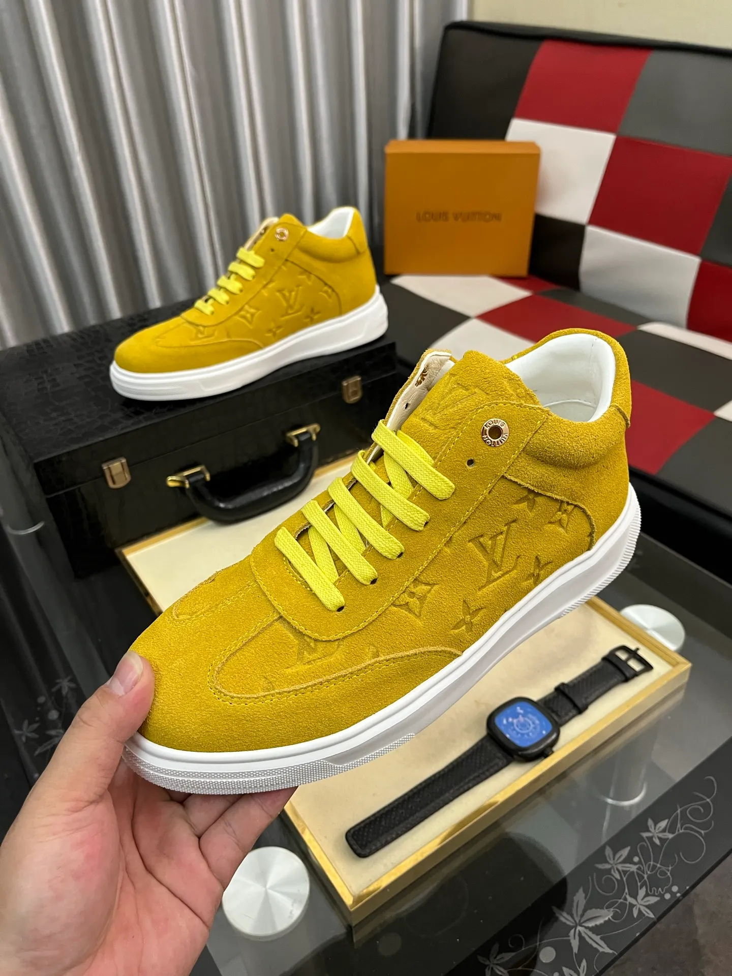 Ex-factory price: 420⌚️⌚️《Louis vuitton/LV Louis Vuitton》original quality.~ Unique modern style sneakers. 🏃A must-have casual shoe for trendy men😍😍 Original brand imported from Italy, imported original leather, cowhide lining (refuses to discolor and grind feet) sole: original sole provided by the original factory, French lazy style design ⚠️Fit to the feet, original quality, super comfortable original sole. Code number: 38-443️⃣Colors available